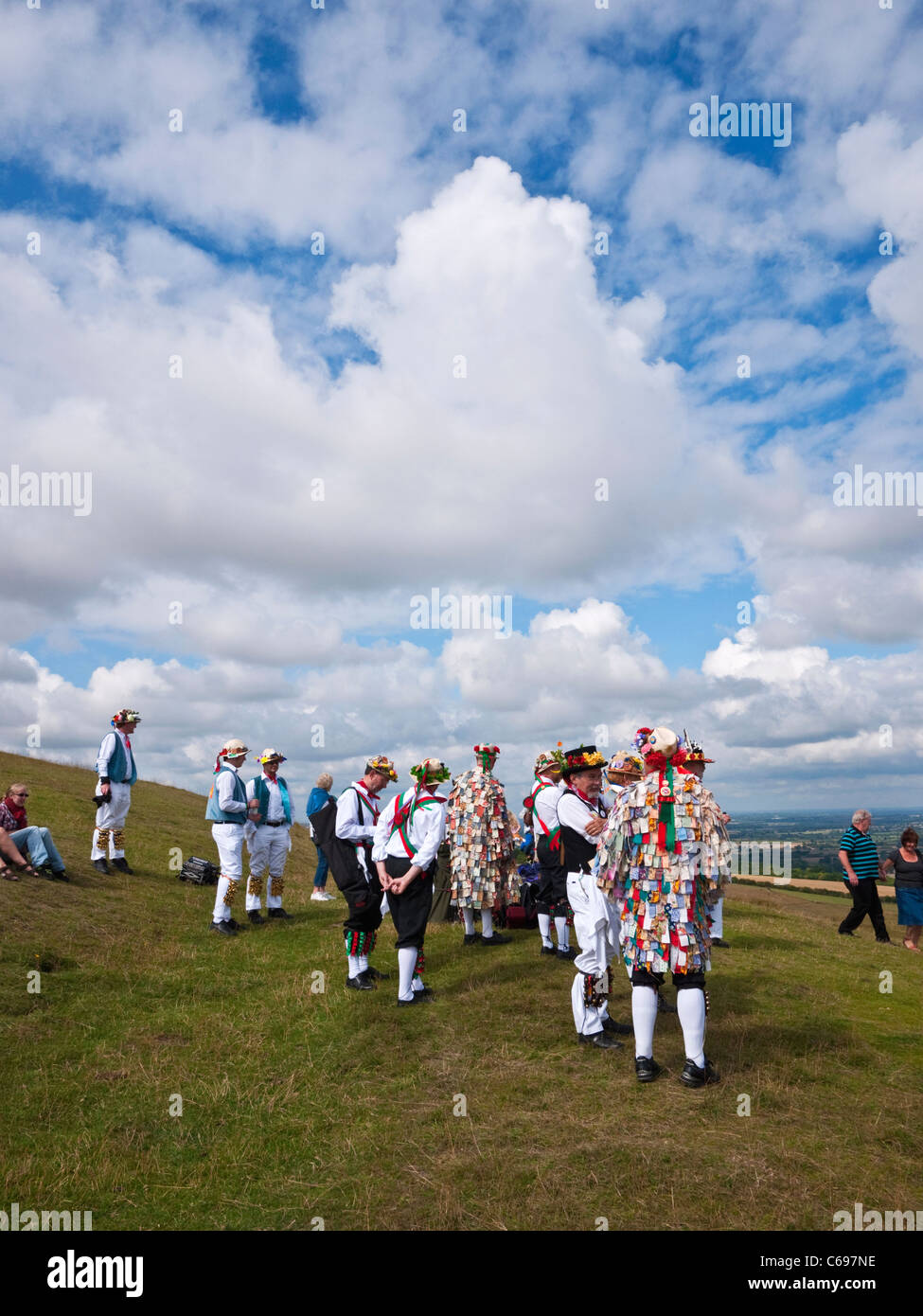 Icknield Way Morris Männer führen mit Kennet Morris Männer auf White Horse Hill in der Nähe von Uffington, Oxfordshire, Vereinigtes Königreich Stockfoto