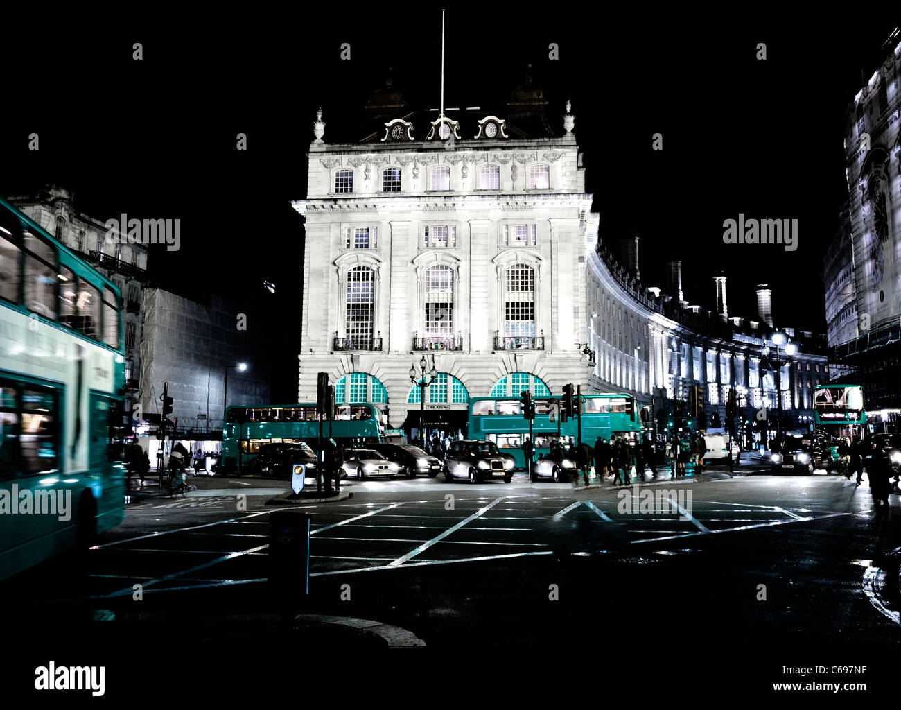 London Night Blue Bus Großbritannien britische klassische Doppeldecker Zeichen touristischen Wahrzeichen Europas Licht Kunst Konzept Blau Stockfoto