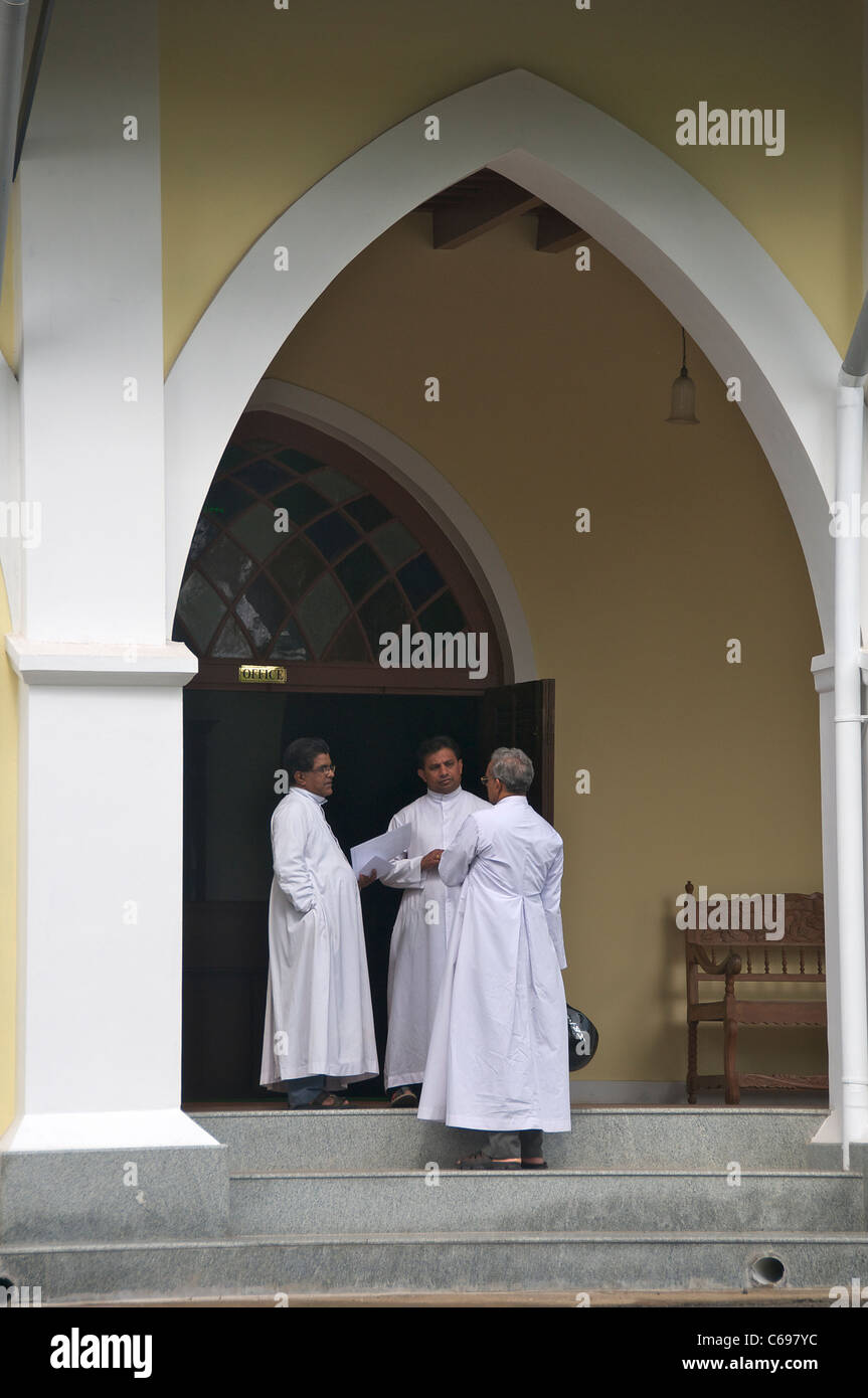 Drei katholische Priester Bischöfe Haus Fort Cochin Kerala Süd-Indien Stockfoto