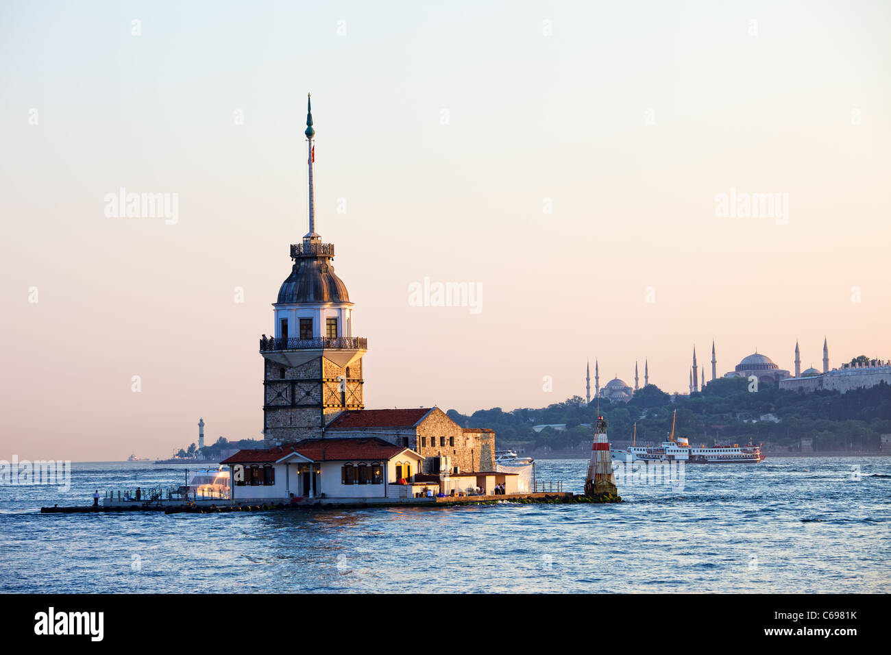 Maiden Tower (Turm von Leandros, Türkisch: Kiz Kulesi) ruhigen Landschaft am Eingang zum Bosporus Meerenge in Istanbul, Türkei. Stockfoto