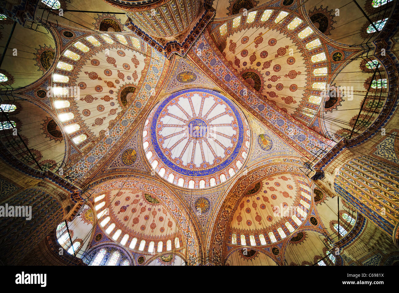 Blaue Moschee (Türkisch: Sultan Ahmet Cami), innere Decke in Istanbul, Türkei Stockfoto