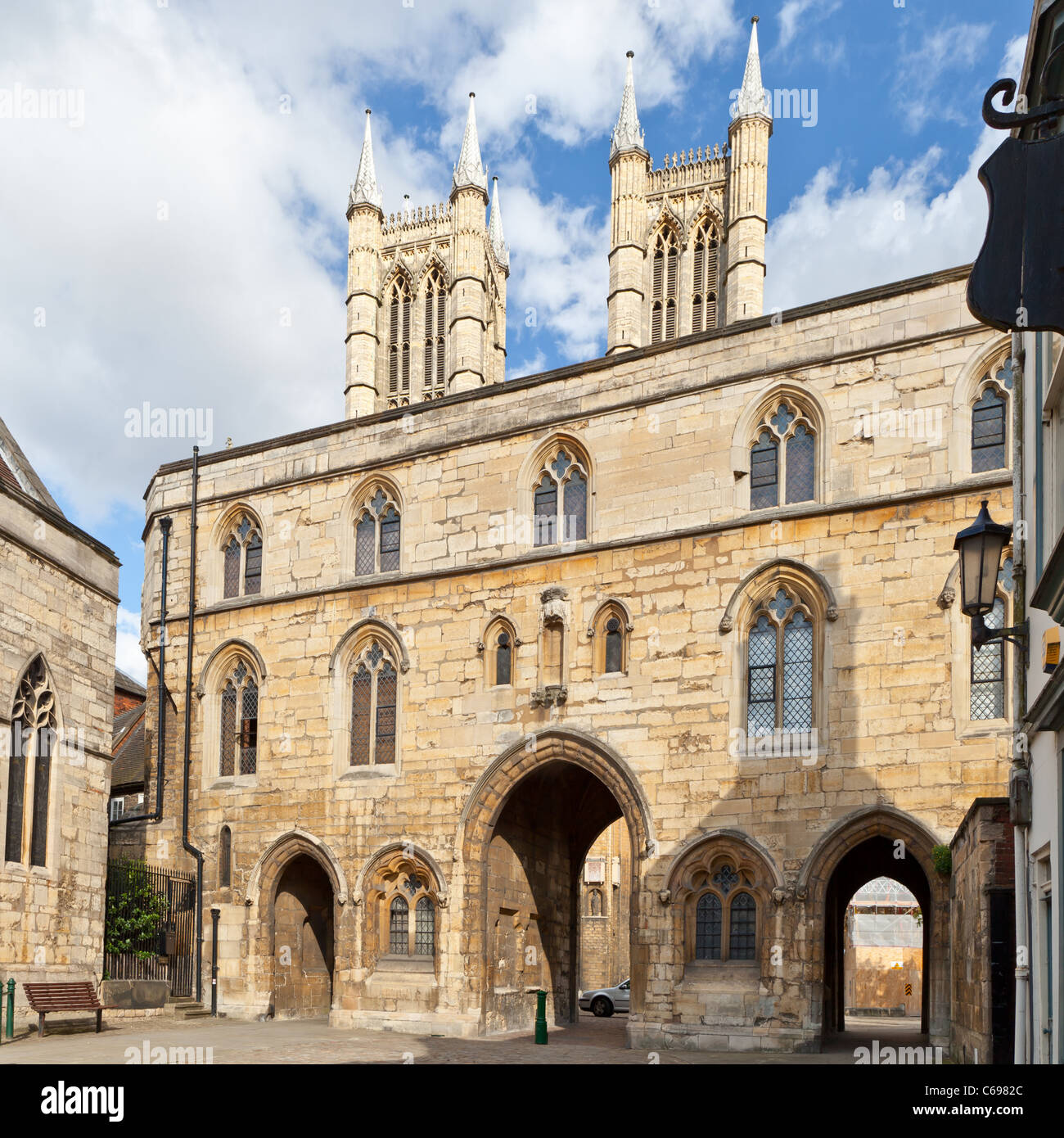 West Side Blick auf die Staatskasse Tor mit der Kathedrale von Lincoln - Lincoln, Lincolnshire, UK, Europa Stockfoto