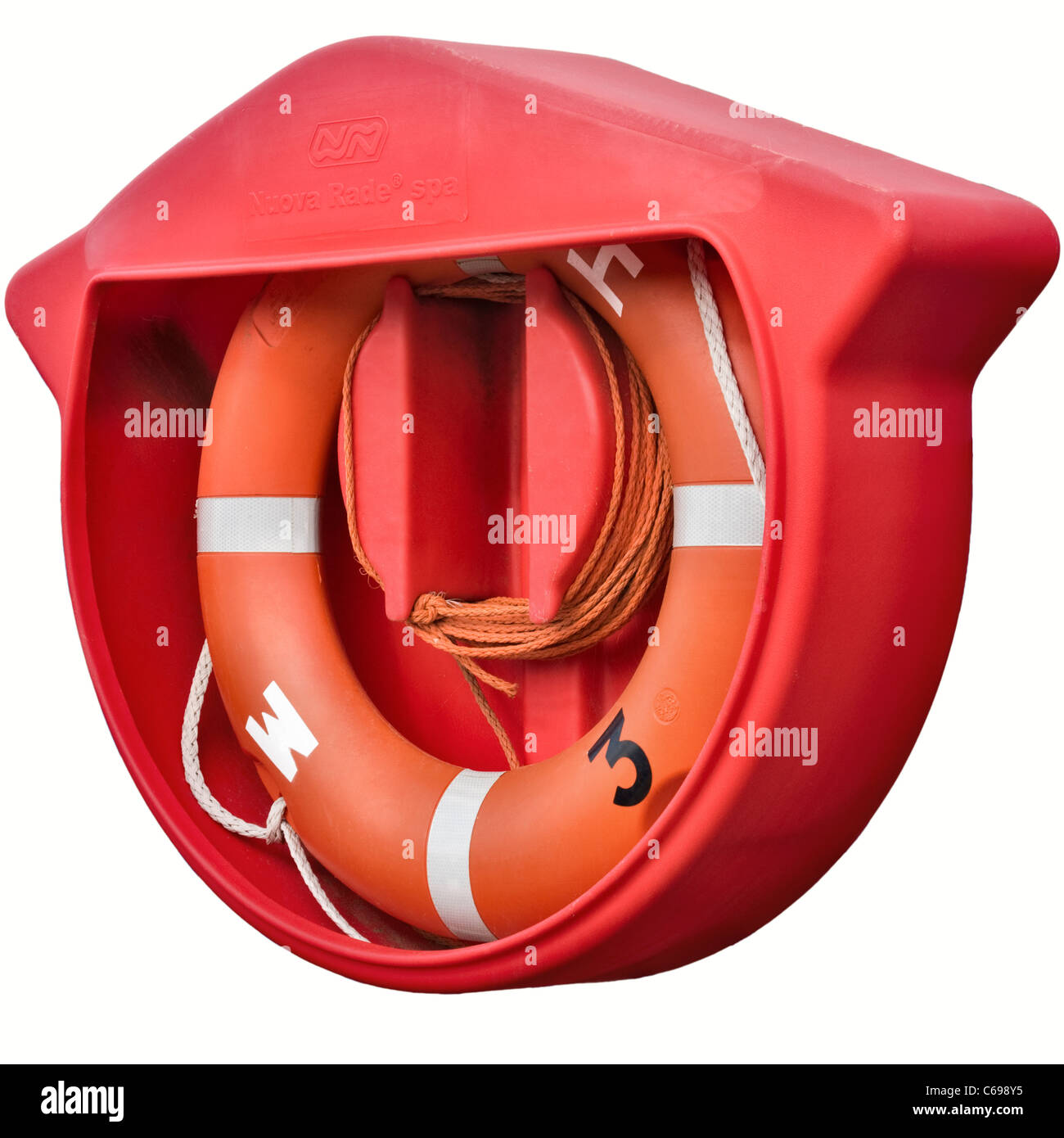 Große rote Rettungsring in seiner Halterung, Rettungsring, Schwimmhilfe hautnah. Blick von der Seite. Nahaufnahme (Makro) Stockfoto