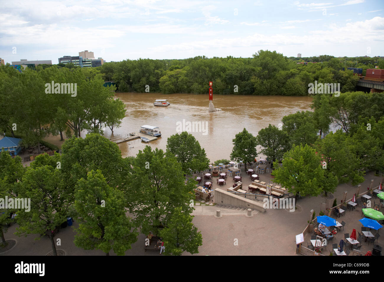 Assiniboine Fluss bei Hochwasser am historischen Hafen in den Gabeln Winnipeg Manitoba Kanada Stockfoto