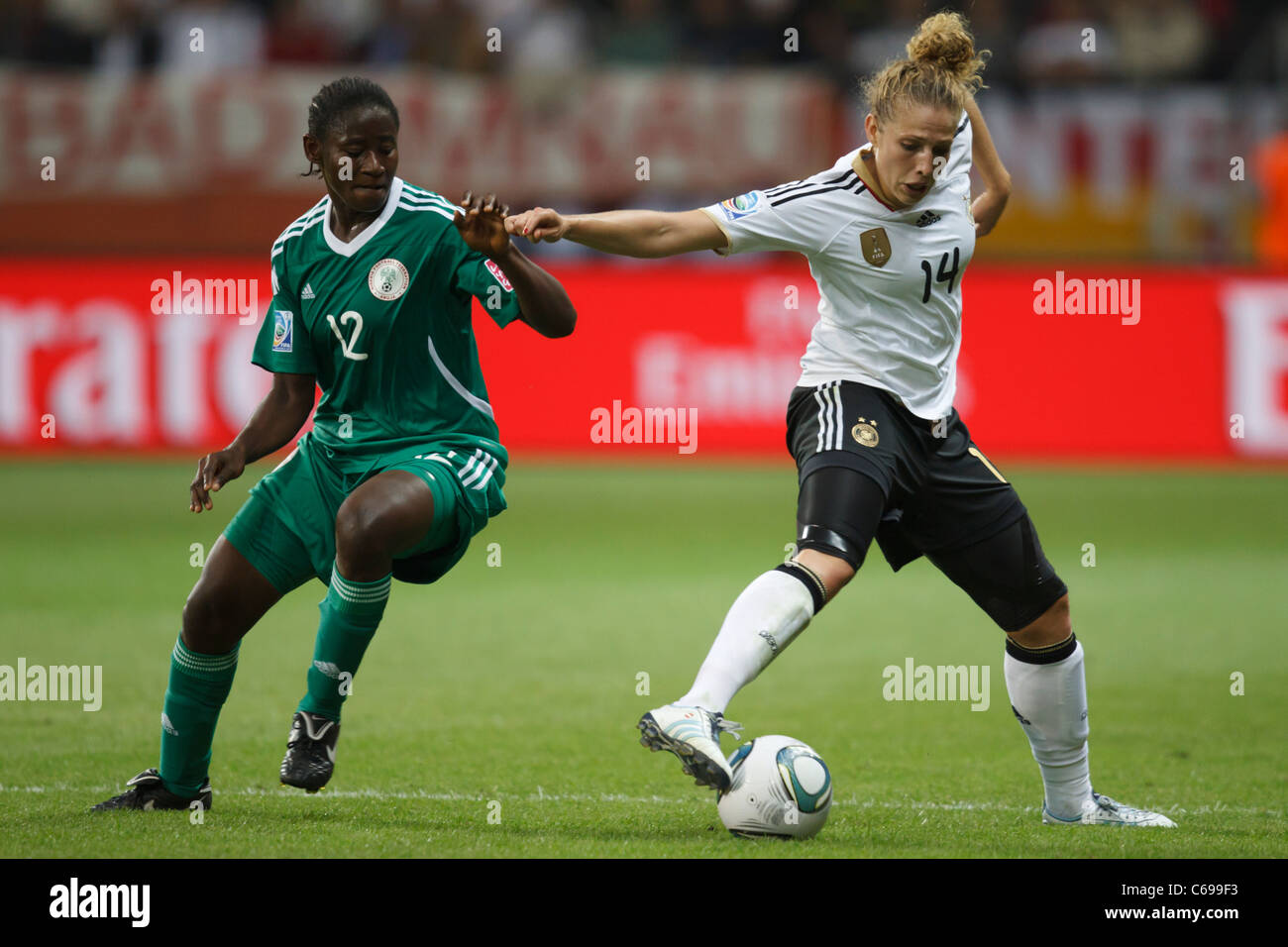 Kim Kulig Deutschlands (14) erstreckt sich über den Ball gegen Sarah Michael von Nigeria (12) während eines 2011-Frauen-WM-Spiel. Stockfoto
