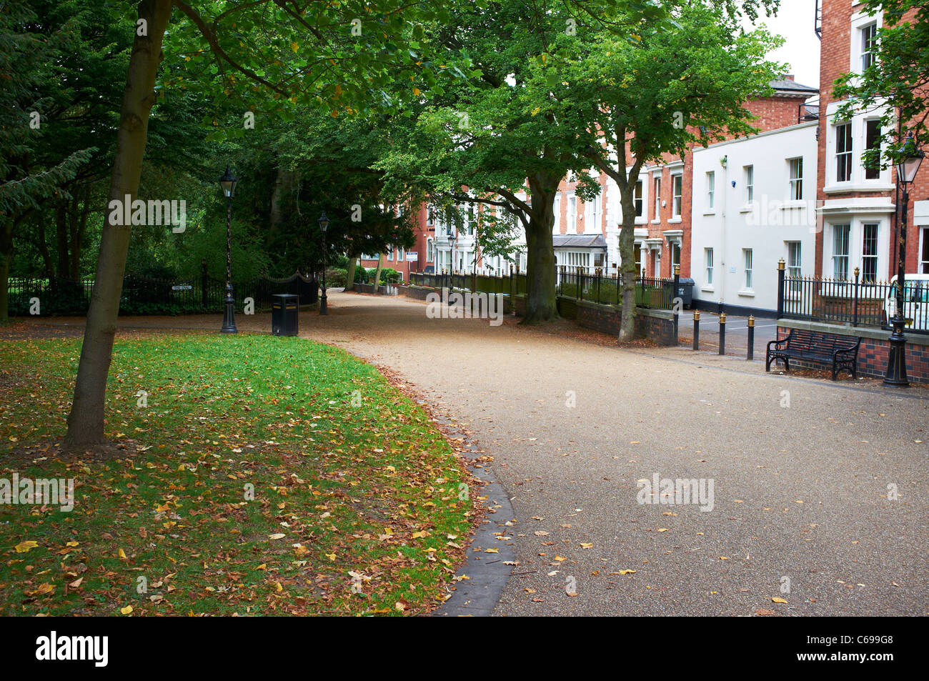 Neu gehen eine Fußgängerzone Verbindung der Stadt mit dem größten Park Leicester UK Stockfoto