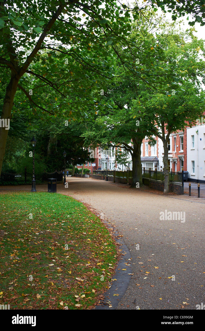Neu gehen eine Fußgängerzone Verbindung der Stadt mit dem größten Park Leicester UK Stockfoto