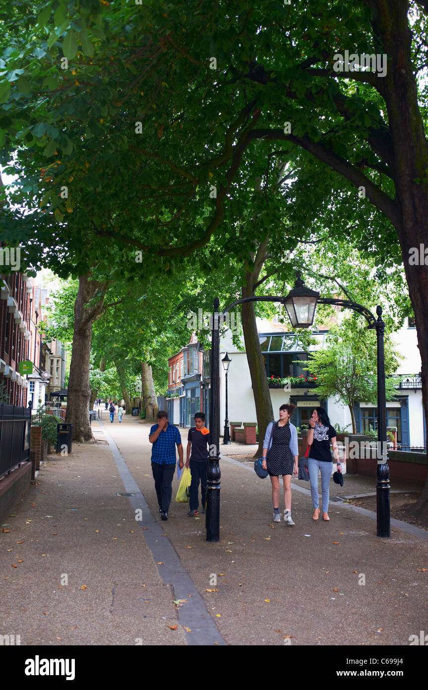 Neu gehen eine Fußgängerzone Verbindung der Stadt mit dem größten Park Leicester UK Stockfoto