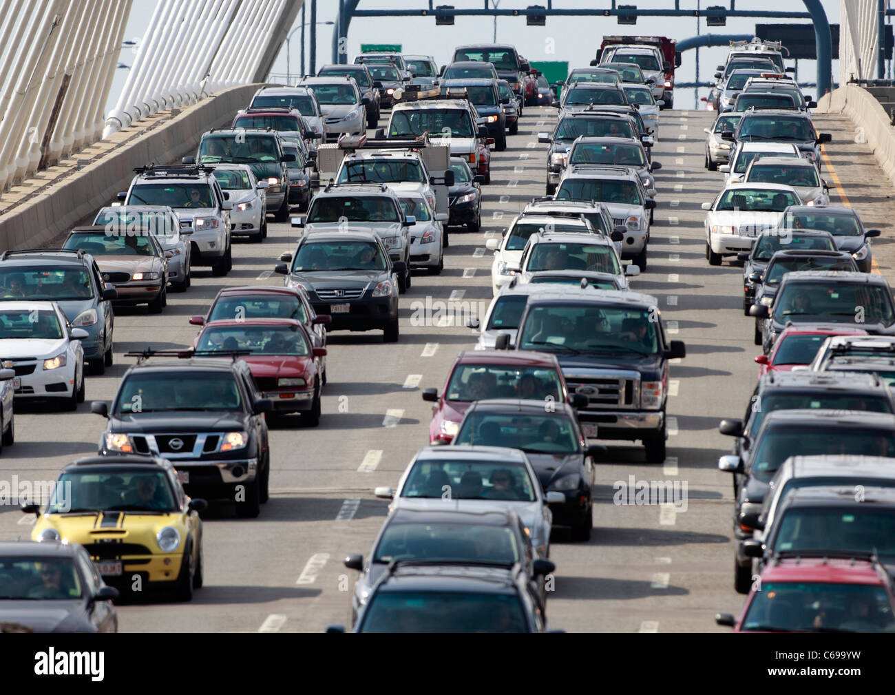 Schwere Feierabendverkehr auf der Zakim Brücke in Boston Stockfoto