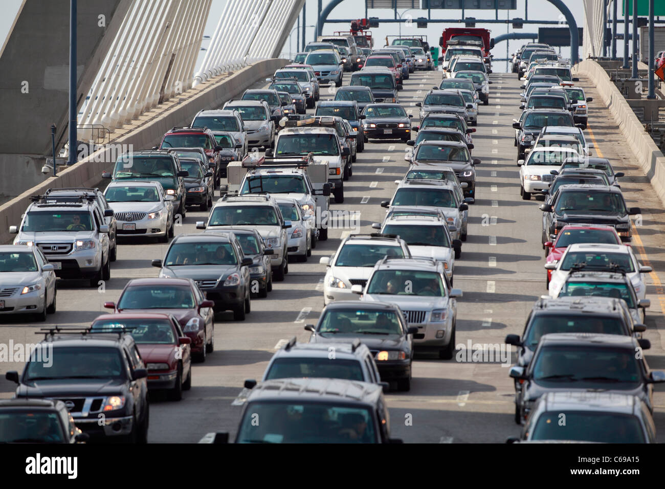 Schwere Feierabendverkehr auf der Zakim Brücke in Boston Stockfoto