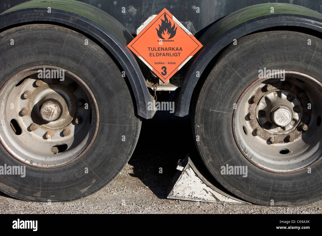 Reifenstopper unter LKW Reifen brennbar Warnschild, Finnland  Stockfotografie - Alamy