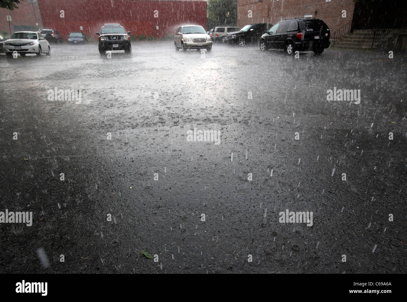 Starkregen in einem leeren Parkplatz Stockfoto