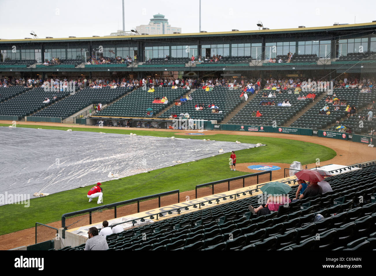 Diamanten bedeckt wegen Regens im Shaw Park Baseball Stadium früher Canwest Heimat Winnipeg Goldeyes Winnipeg, Manitoba Stockfoto