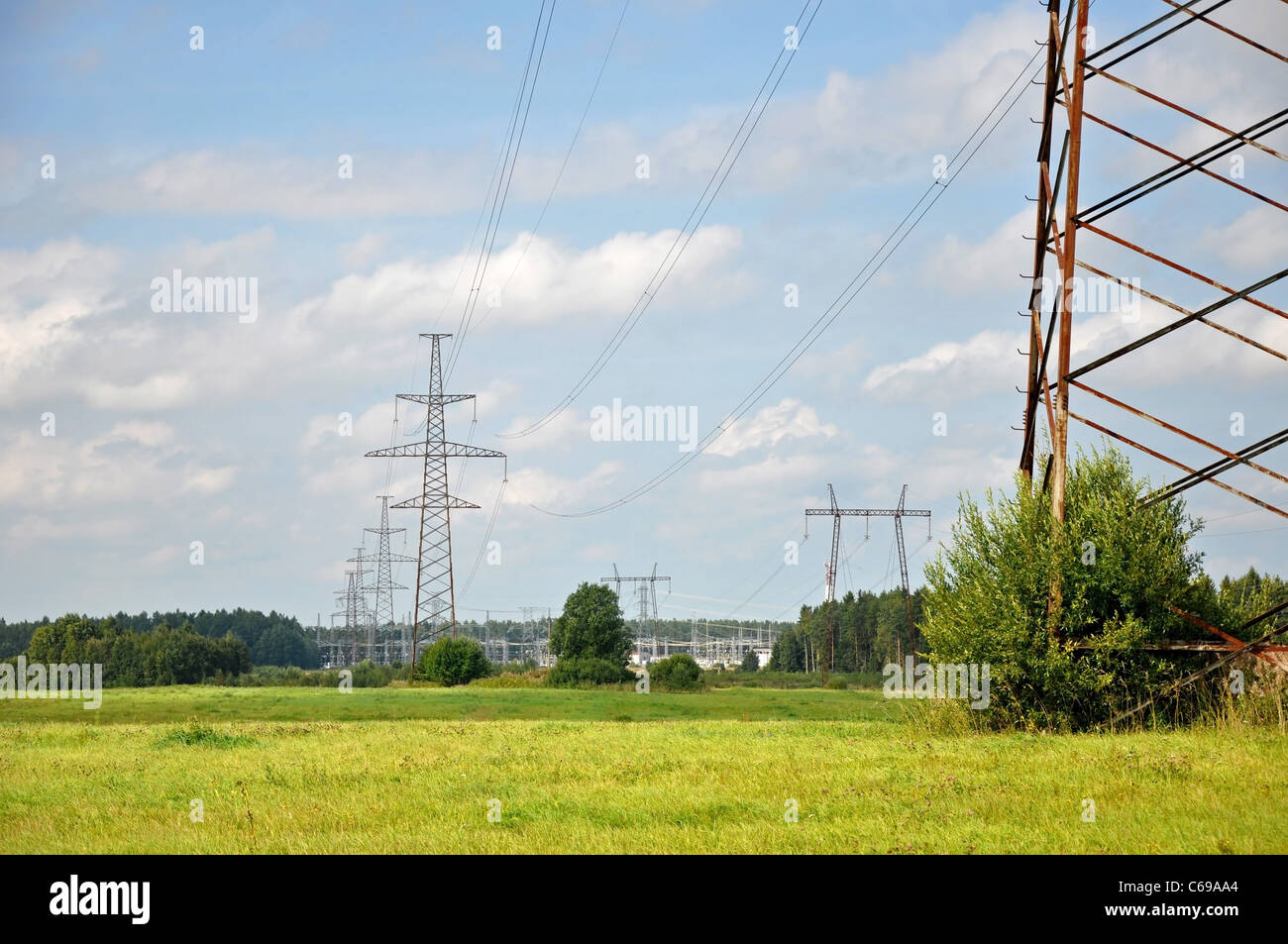 Stromleitungen auf dem Hintergrund eines blauen Himmels und der Wolken Stockfoto