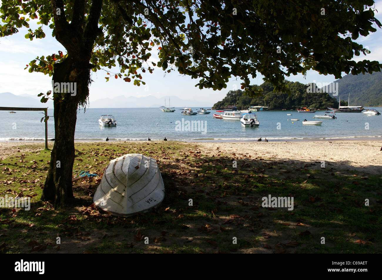 Ansicht von Vila Abrao Port auf tropischen Insel Ilha Grande, Brasilien Stockfoto