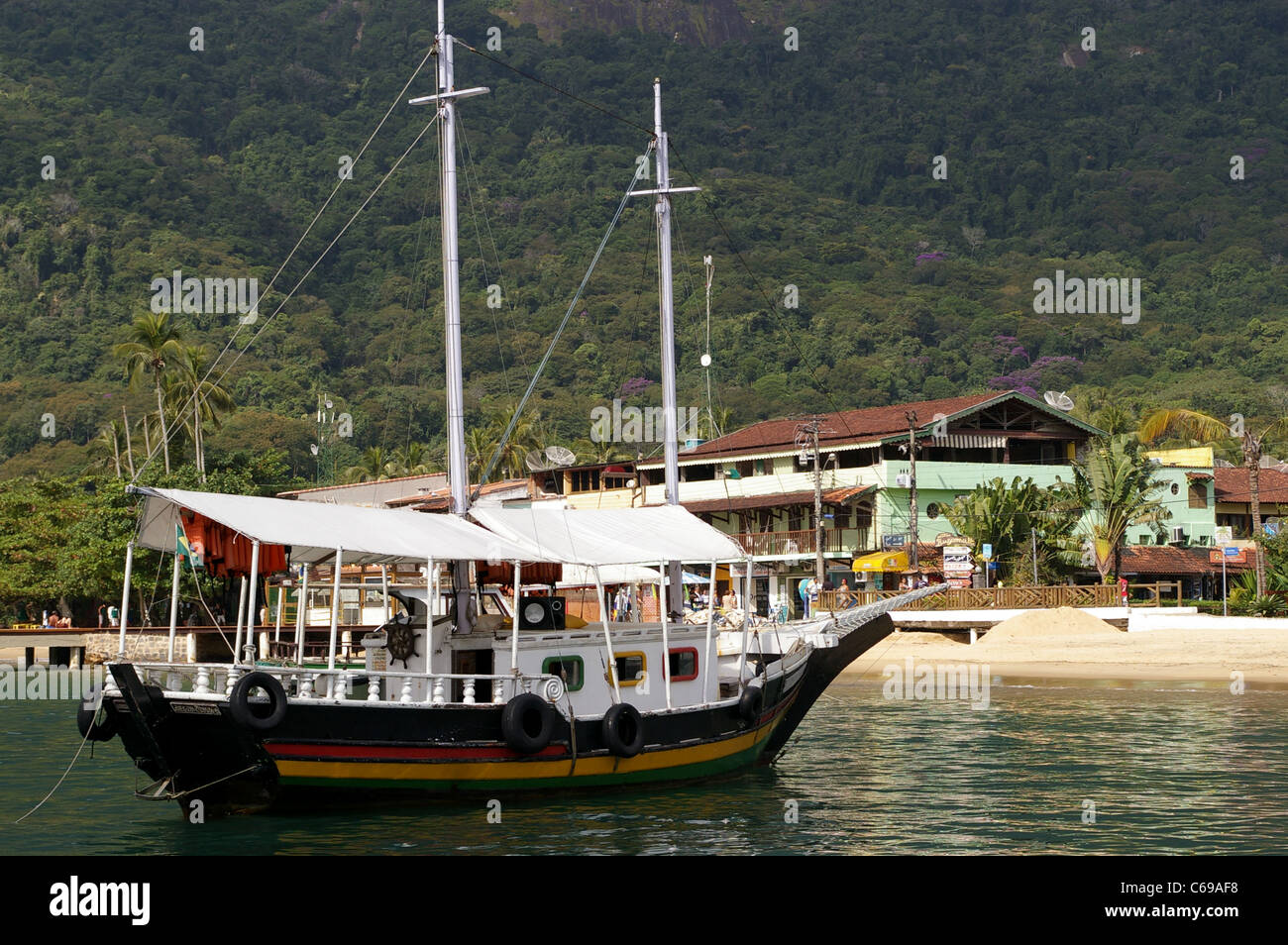 Boot vor Anker bei tropischen Insel Ilha Grande, Brasilien Stockfoto