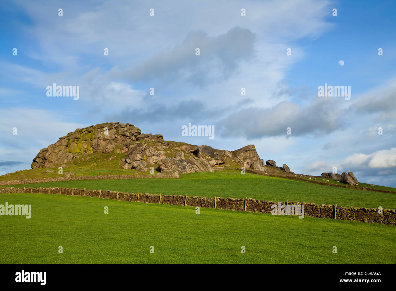 Mond steigt auf Almscliffe Felsen in der Nähe von North Rigton in North Yorkshire Stockfoto