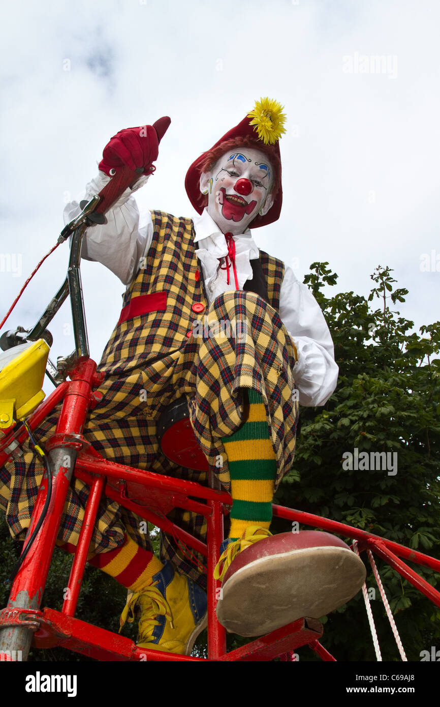 Rote Nase professionelle Clowns "Sunny & Rainbow tragen karierten Anzug.  Clowning Around auf der 28 Southport Flower Show Showground Victoria Park,  2011 Stockfotografie - Alamy
