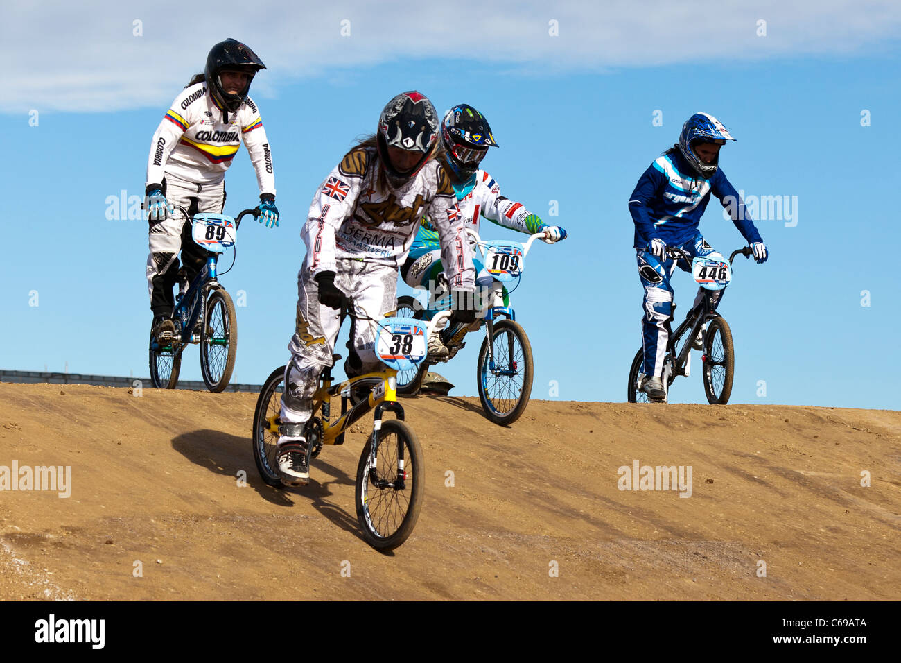 Abbie TAYLOR (No. 38) of Great Britain, Andrea ZULUAGA (No.89) von Kolumbien, Laura SMULDERS (No.109) der Niederlande, Maria Gabriela DIAZ (No.446) von Argentinien. Die UCI BMX Supercross World Cup 2011 Teil der Serie für die Olympiade 2012 in London bereitet. Stockfoto