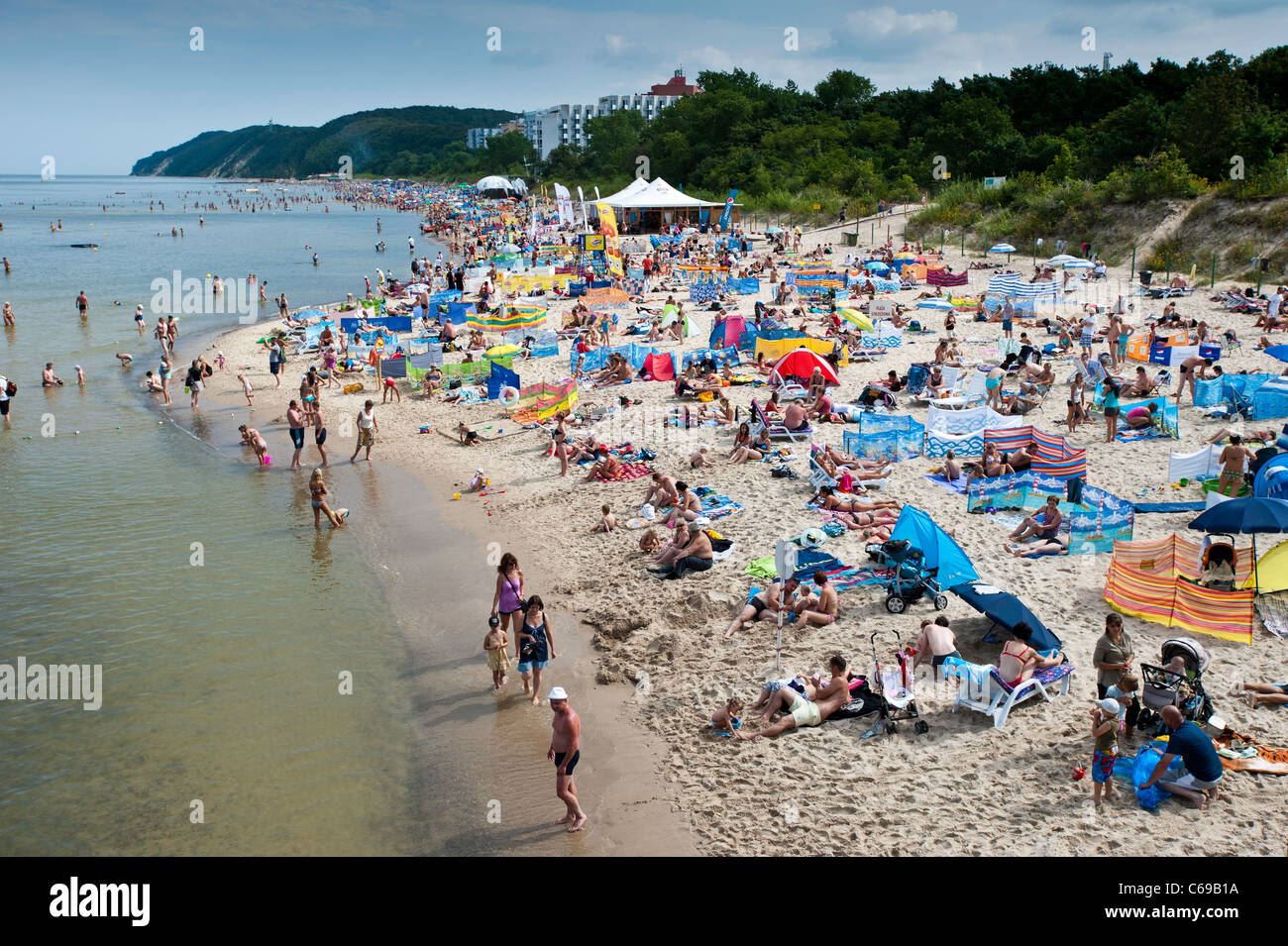 Belebten Sandstrand, Miedzyzdroje, Polen Stockfoto