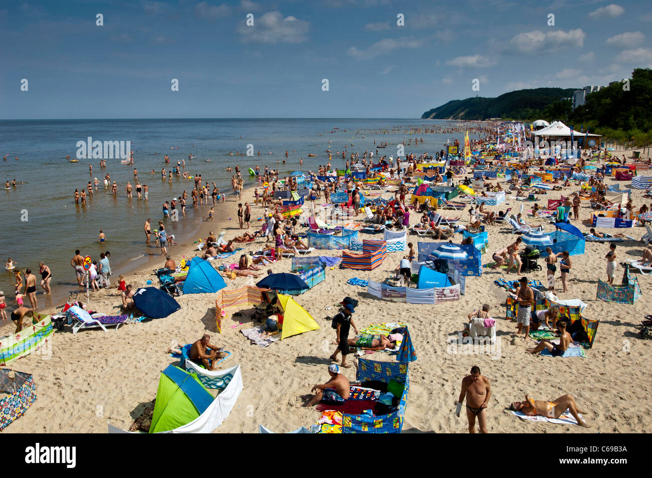 Belebten Sandstrand, Miedzyzdroje, Polen Stockfoto