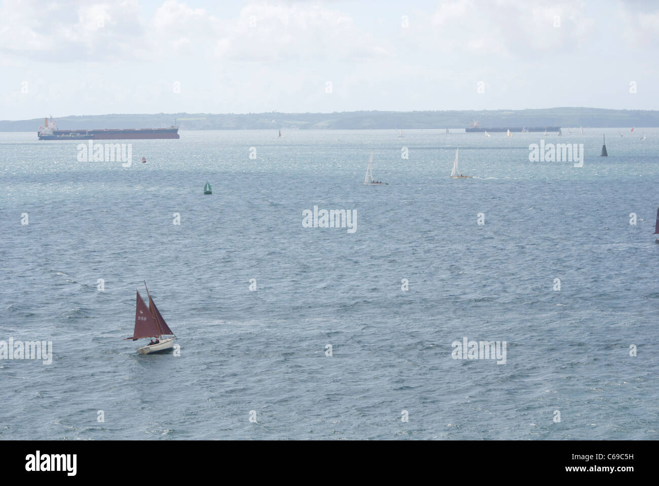 Meer aus St Mawes Castle, Süd Cornwall UK mit Segelschiffen und Frachtschiffe Stockfoto