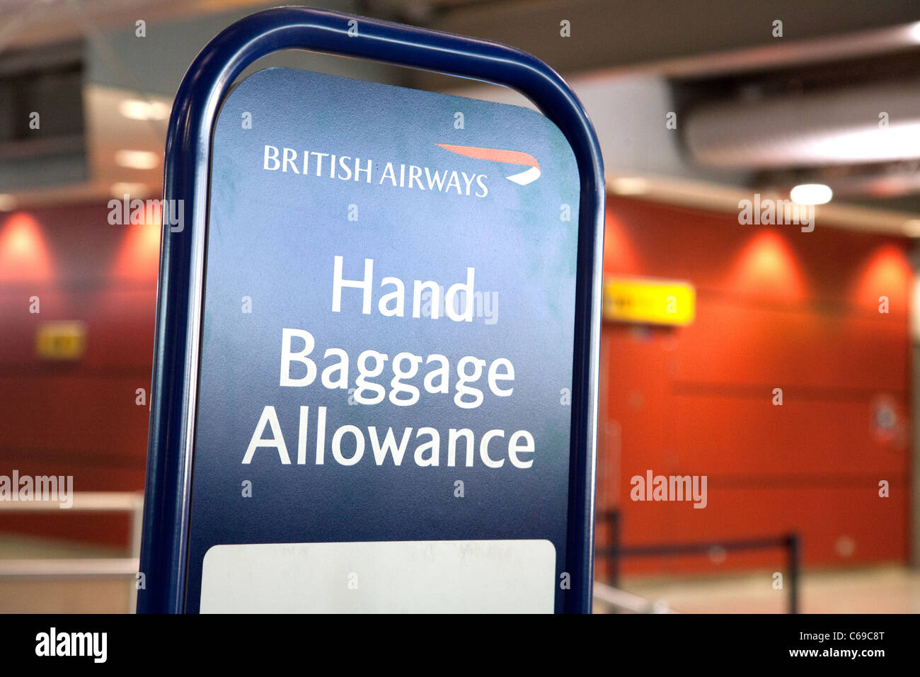 British Airways hand Gepäck Zulage Zeichen, Terminal 3, Flughafen Heathrow, London UK Stockfoto