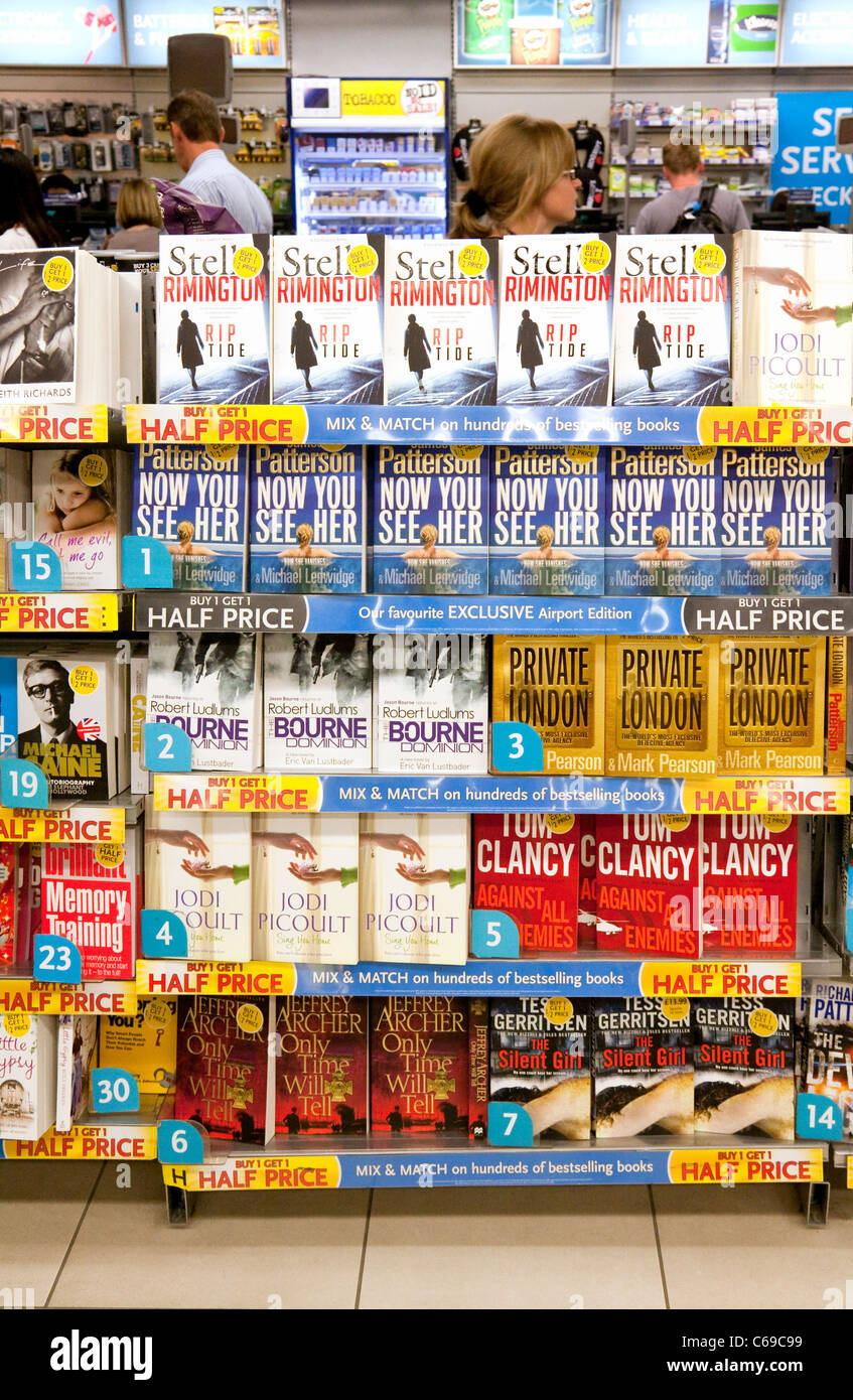 Fiction Bücher zum Verkauf in WH Smith an Klemme 3, Heathrow Flughafen London UK Stockfoto