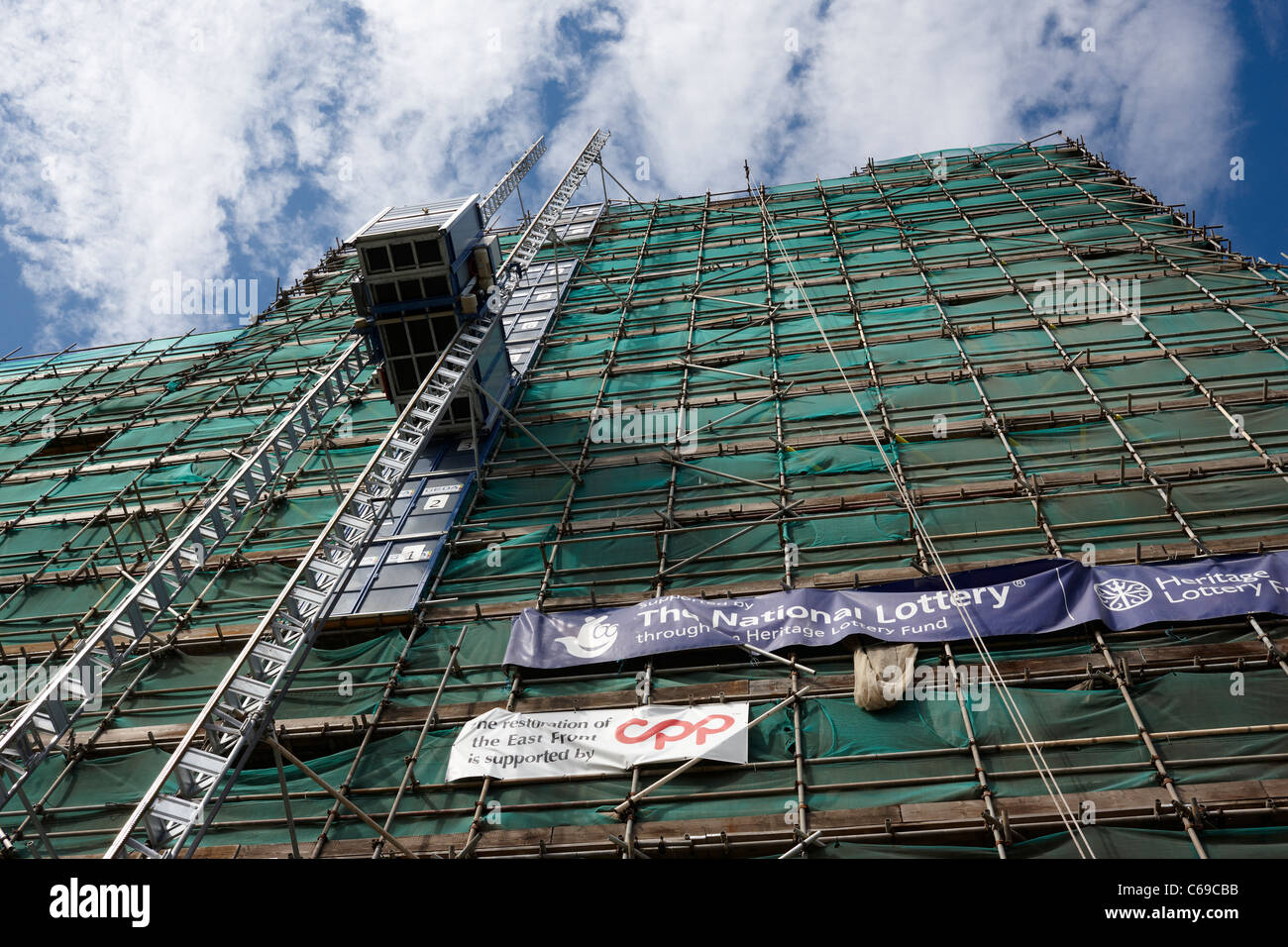 York Minster, Gerüstbau deckt die Ostfassade im Rahmen einer 15-Jahr-Restaurierung Stockfoto