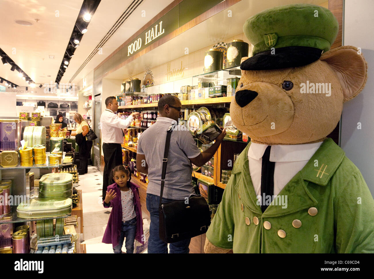 Harrods tragen am Eingang in das Kaufhaus Harrods, Terminal 3, Heathrow Flughafen London UK Stockfoto