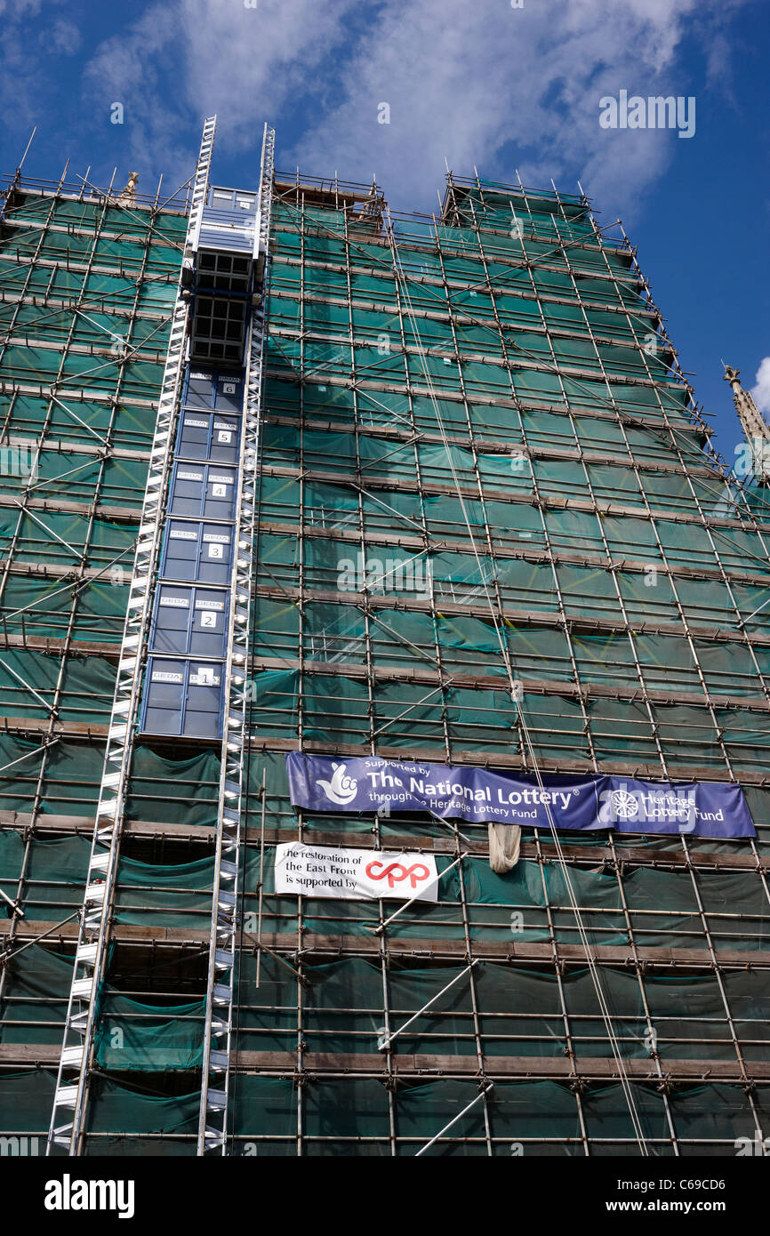 York Minster, Gerüstbau deckt die Ostfassade im Rahmen einer 15-Jahr-Restaurierung Stockfoto