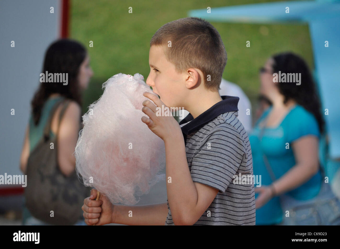 Junge essen Zuckerwatte in einem fairen Stockfoto
