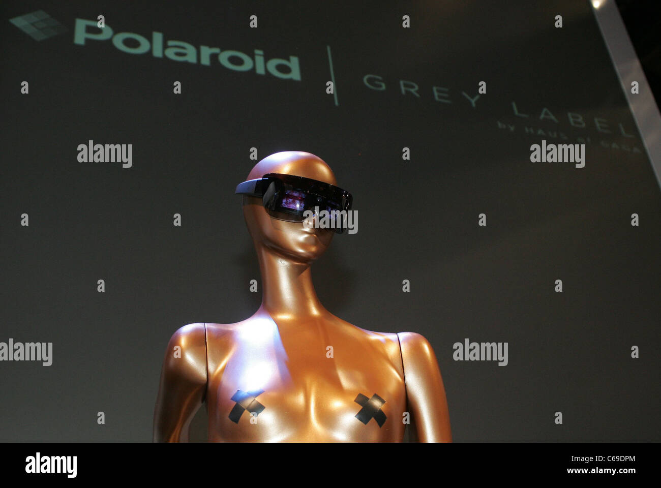 GL20 Foto Gläser auf Polaroid Stand bei einem öffentlichen Auftritt für Consumer Electronics Show CES 2011 - do, Las Vegas Convention Center, Las Vegas, NV 6. Januar 2011. Foto von: James Atoa/Everett Collection Stockfoto