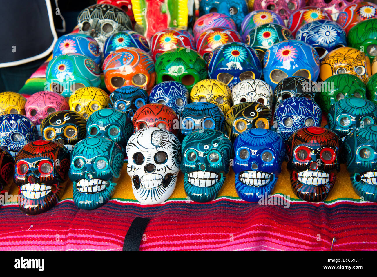 Hand gefertigt und bemalt Schädel zum Verkauf an der Santa Barbara Fiesta, "Old Spanish Days" Stockfoto