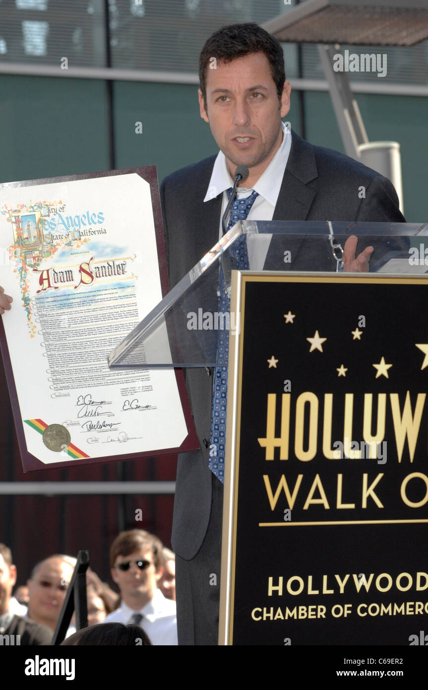 Adam Sandler im Ankunftsbereich für Stern auf dem Hollywood Walk of Fame Ceremony für Adam Sandler, Hollywood Boulevard, Los Angeles, CA Stockfoto