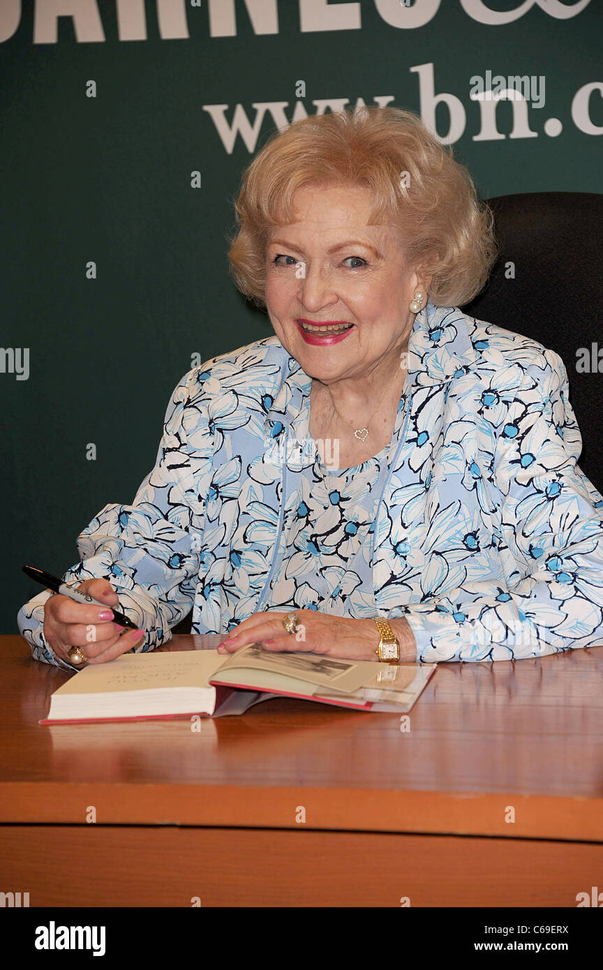 Betty White bei Instore-Auftritt für Betty White Signierstunde für, wenn SIE Fragen mich, Barnes &amp; Noble Buchhandlung, New York, NY 6. Mai 2011. Foto von: Kristin Callahan/Everett Collection Stockfoto
