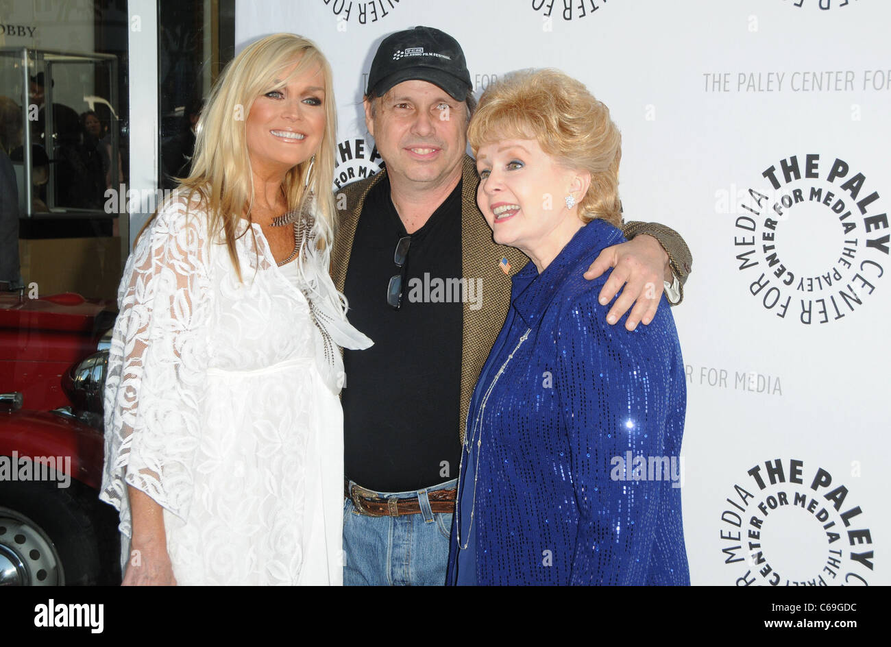 Catherine Hickland, Todd Fisher, Debbie Reynolds im Ankunftsbereich für Paley Center & TCM vorhanden Debbie Reynolds' Hollywood Erinnerungsstücke aufweisen, Paley Center for Media, Los Angeles, CA 7. Juni 2011. Foto von: Dee Cercone/Everett Collection Stockfoto