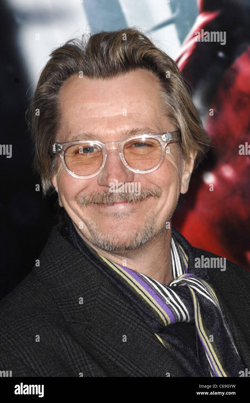 Gary Oldman im Ankunftsbereich für rot RIDING HOOD Premiere Graumans Chinese Theatre, Los Angeles, CA 7. März 2011. Foto von: Elizabeth Goodenough/Everett Collection Stockfoto