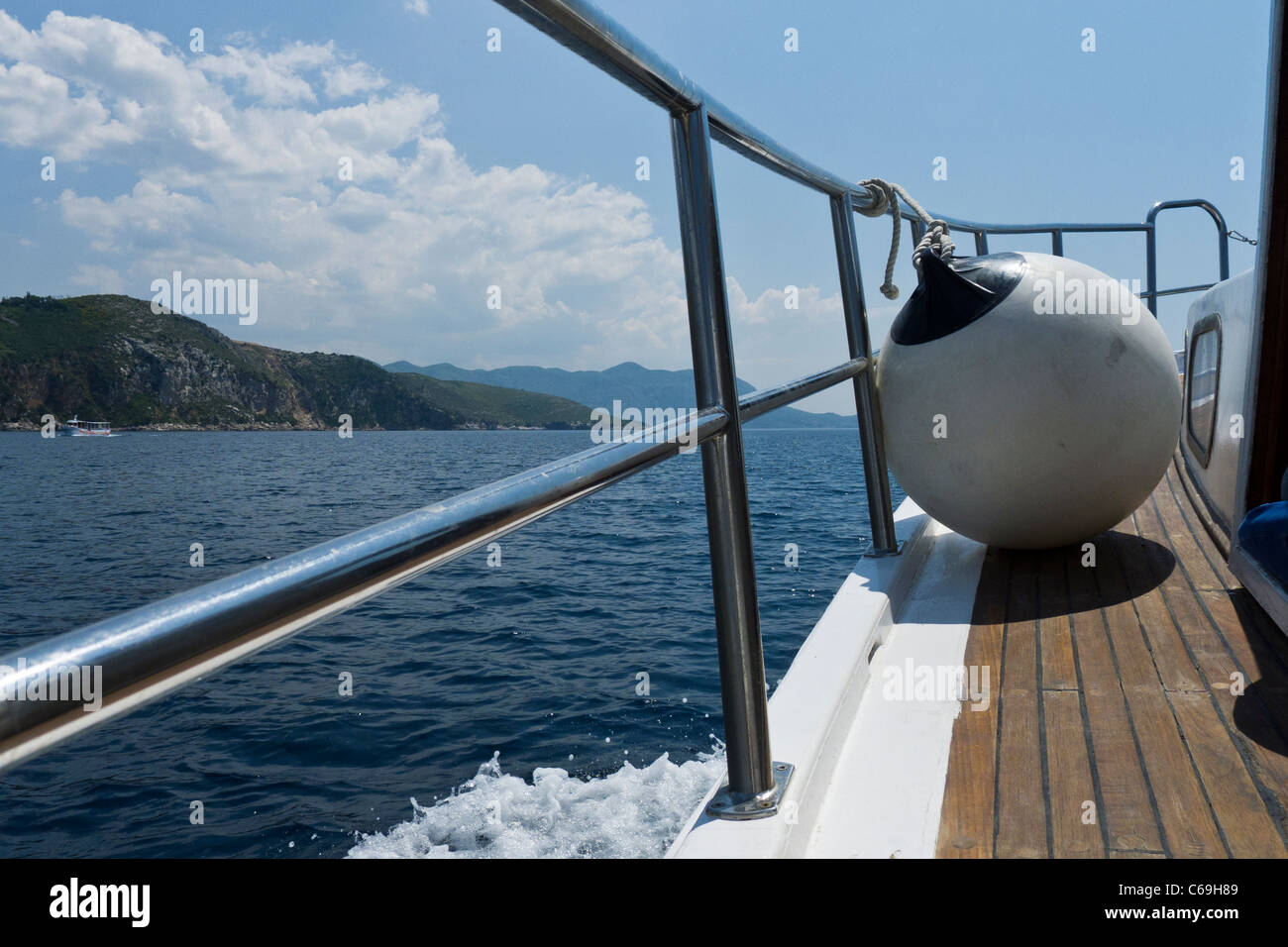 Segeln an der Adriaküste zwischen Dubrovnik und Cavtat an der kroatischen Küste. Stockfoto