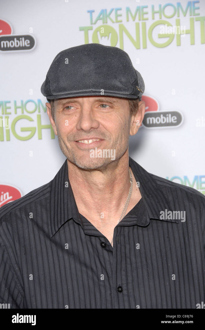 Michael Biehn im Ankunftsbereich für TAKE ME HOME TONIGHT Premiere, LA Live Regal Kinos Premiere, Los Angeles, CA 2. März 2011. Foto von: Michael Germana/Everett Collection Stockfoto