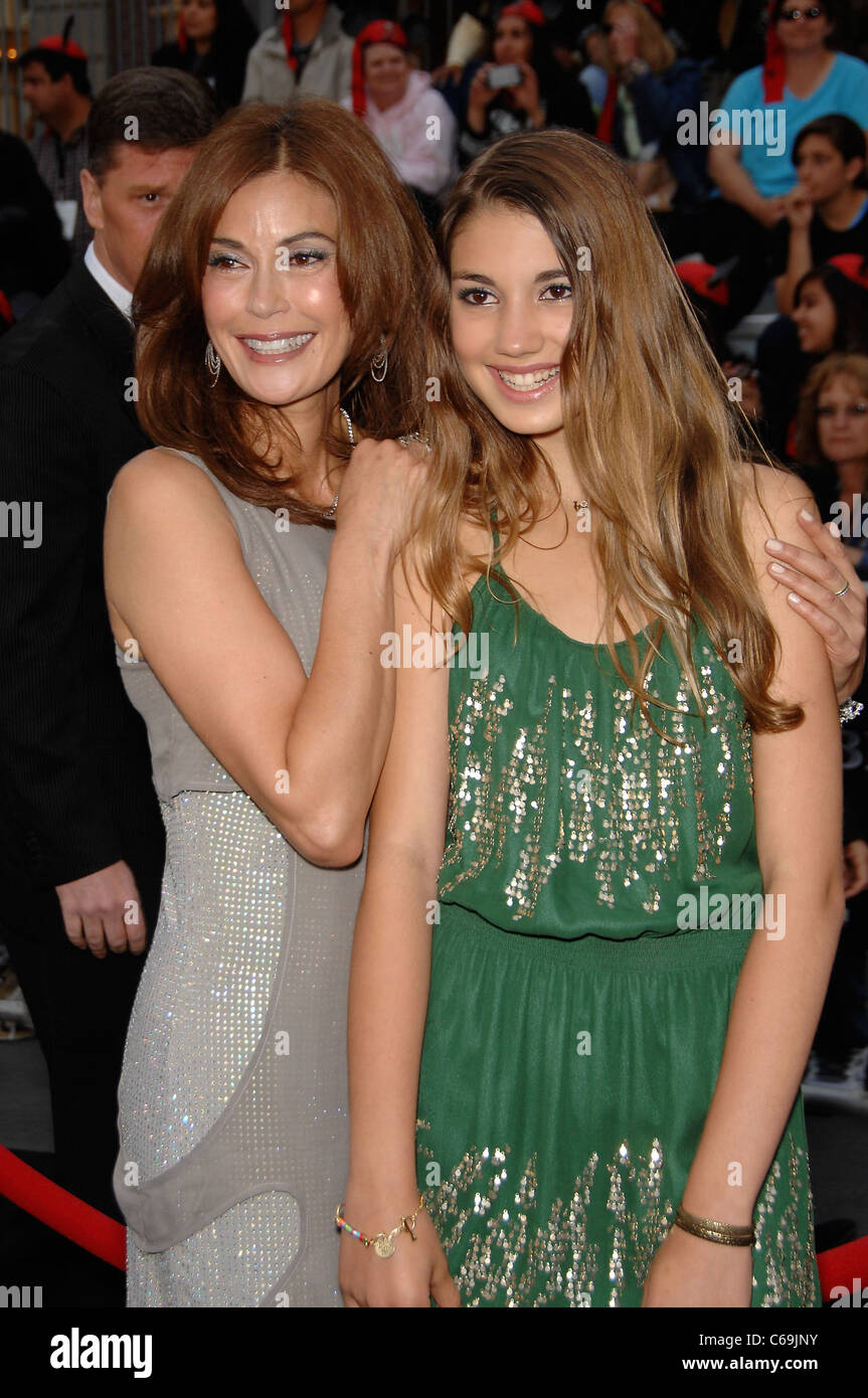 Teri Hatcher, Emerson Tenney im Ankunftsbereich für Fluch der Karibik: Fremde Gezeiten Premiere am, Disneyland, Anaheim, CA 7. Mai 2011. Foto von: Michael Germana/Everett Collection Stockfoto