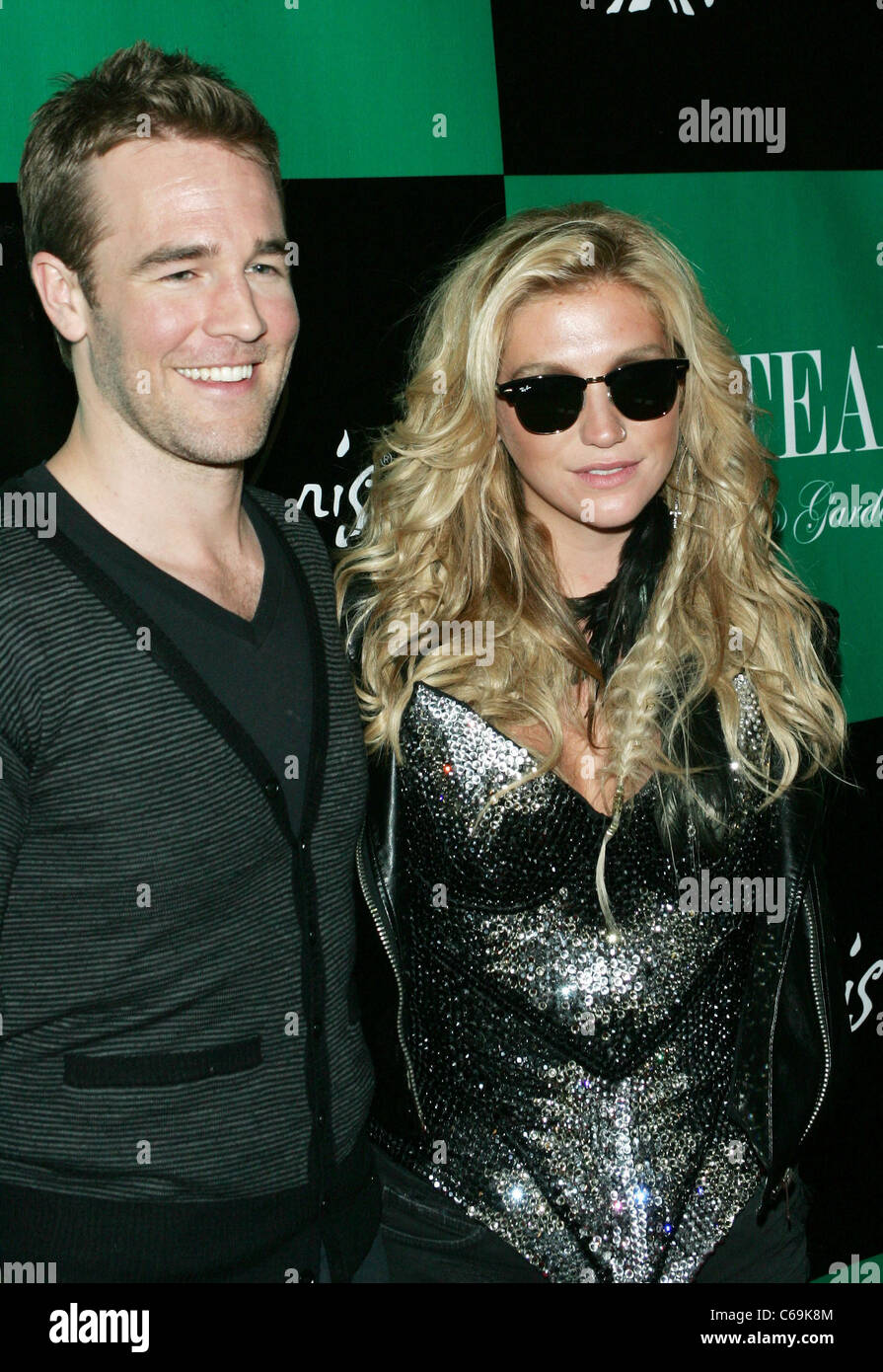 James Van Der Beek, Kesha Sebert in Anwesenheit für Ke$ ha Beamten bekommen SCHMIERIGEN After Party auf Schloss, Schlossgarten im Paris Las Vegas, Las Vegas, NV 7. Mai 2011. Foto von: James Atoa/Everett Collection Stockfoto