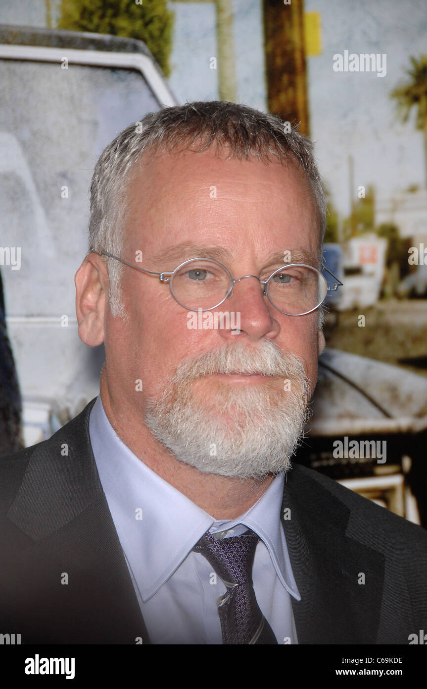 Michael Connelly im Ankunftsbereich für THE LINCOLN LAWYER Premiere, Arclight Hollywood, Los Angeles, CA 10. März 2011. Foto von: Michael Germana/Everett Collection Stockfoto