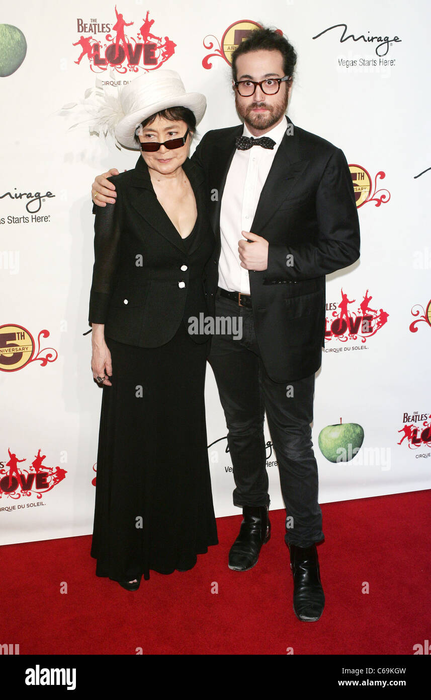 Yoko Ono, Sean Lennon in Anwesenheit für The Beatles LOVE von Cirque du Soleil Fifth Anniversary Celebration, Liebe Theater-Lobby Stockfoto