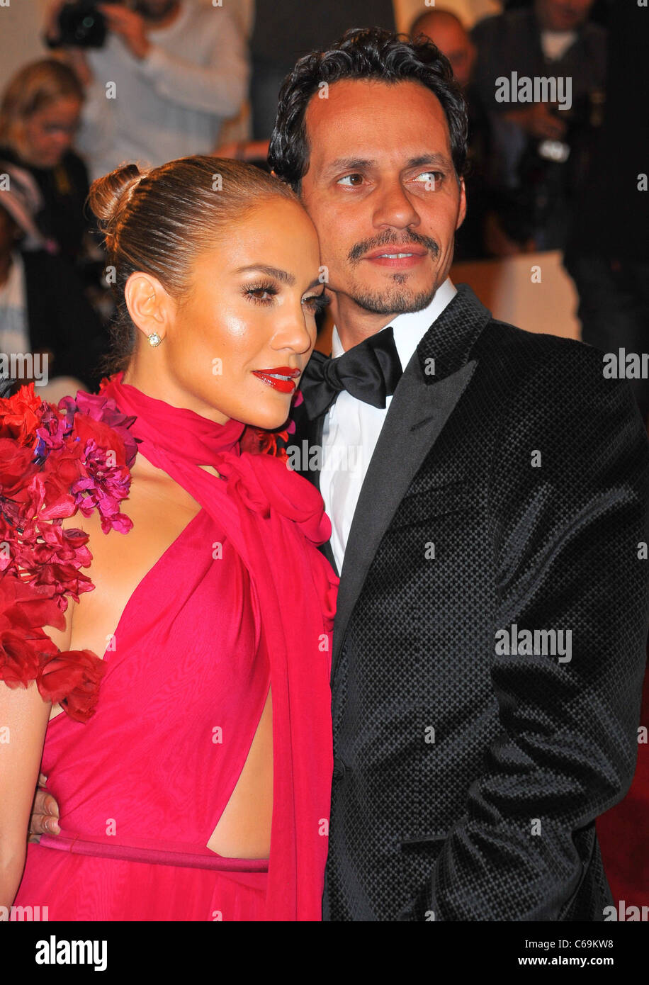 Jennifer Lopez, Marc Anthony im Ankunftsbereich für Alexander McQueen: Savage Beauty Opening Night Gala - Teil2, Metropolitan Museum of Art Costume Institute, New York, NY 2. Mai 2011. Foto von: Gregorio T. Binuya/Everett Collection Stockfoto