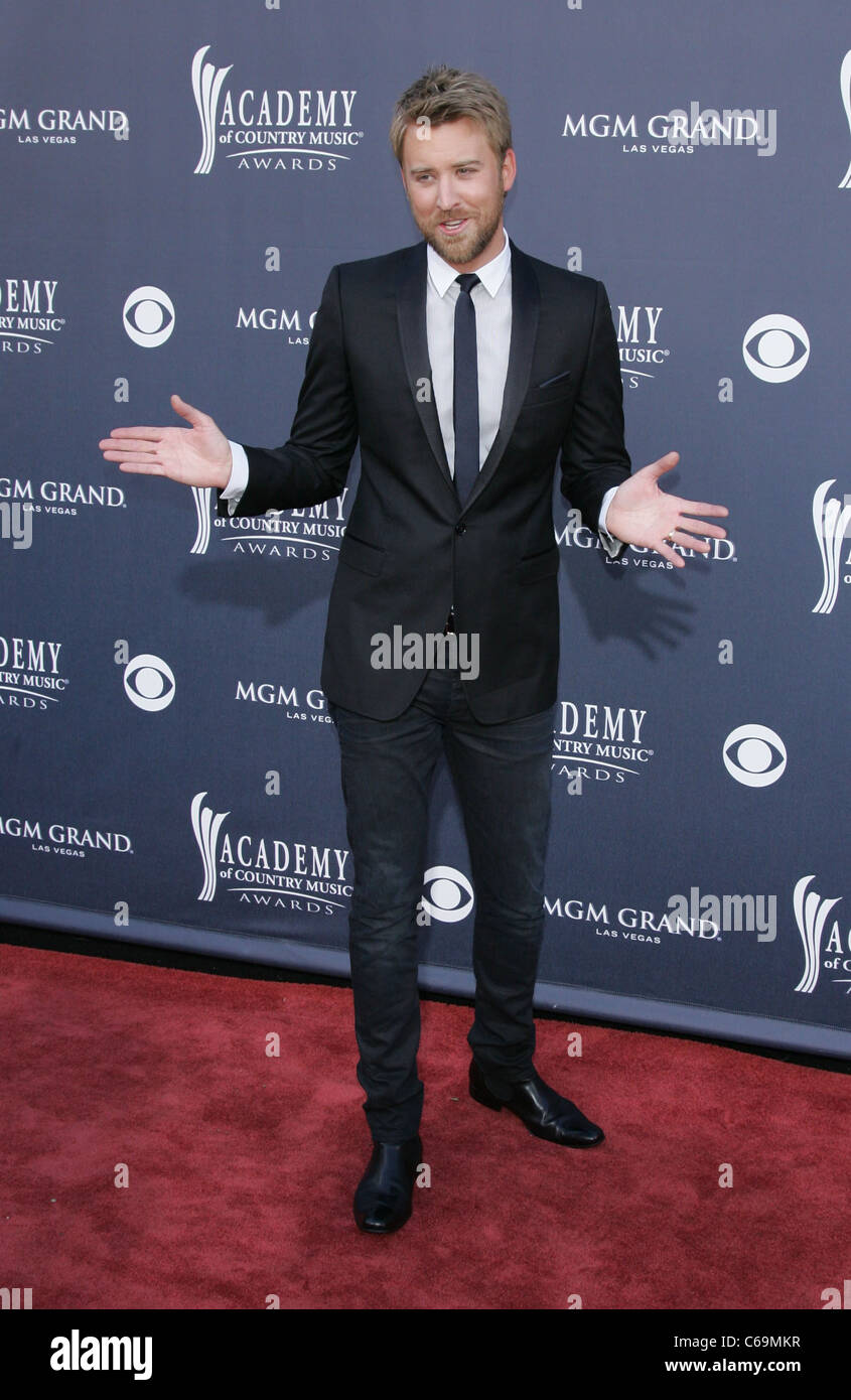 Charles Kelley, Lady Antebellum im Ankunftsbereich für Akademie der Countrymusik ACM Awards 2011 - Ankünfte, MGM Grand Garden Arena, Las Vegas, NV 3. April 2011. Foto von: James Atoa/Everett Collection Stockfoto