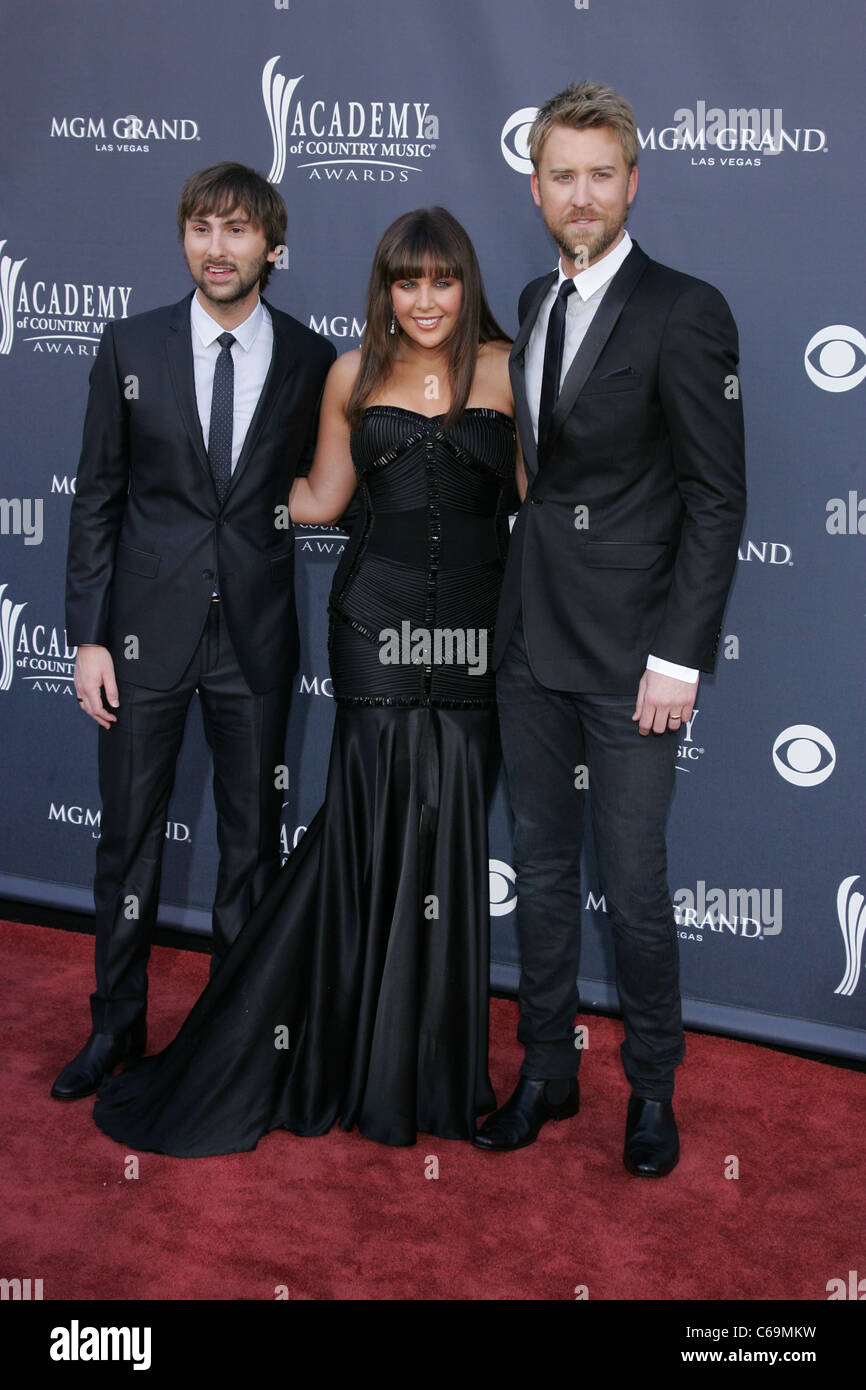 Hillary Scott und Dave Haywood, Charles Kelley, Lady Antebellum im Ankunftsbereich für Akademie der Countrymusik ACM Awards 2011 - Ankünfte, MGM Grand Garden Arena, Las Vegas, NV 3. April 2011. Foto von: James Atoa/Everett Collection Stockfoto