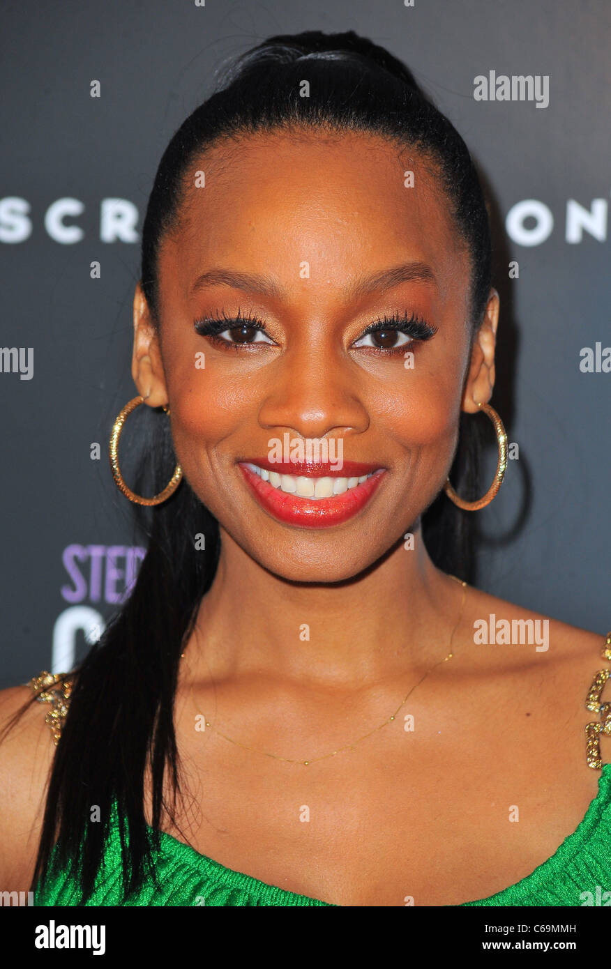 Anika Noni Rose im Ankunftsbereich für Premiere Screening von gefilmt-Version der Firma Revival, NYIT Auditorium auf Broadway, New York, Stockfoto