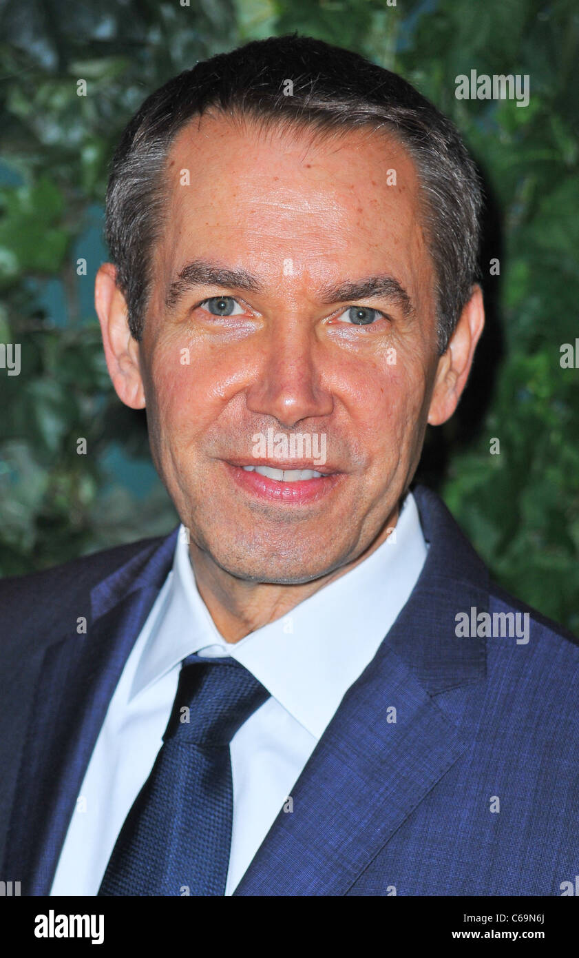 Jeff Koons im Ankunftsbereich für das MoMA Museum der modernen Kunst PARTY IN THE GARDEN, Cullman Education Building, New York, NY 10. Mai 2011. Foto von: Gregorio T. Binuya/Everett Collection Stockfoto