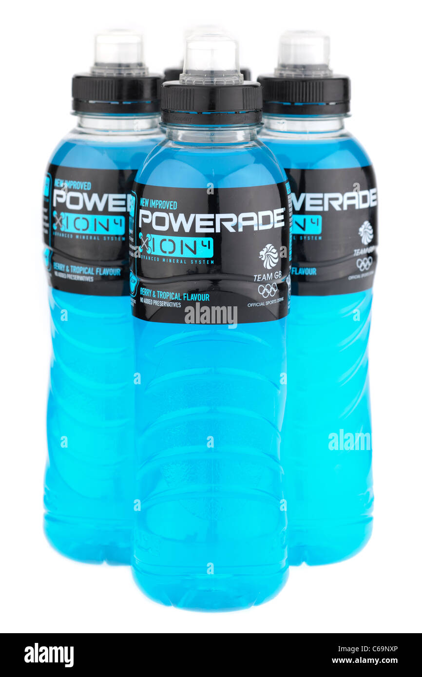 4 500ml Flaschen der Powerade berry und tropischen Geschmack Sportgetränk Mineralwasser Stockfoto